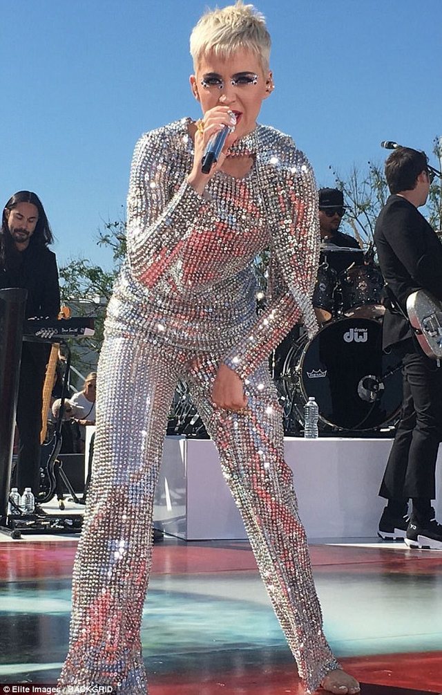 Katy Perry sparkles in Georgian designers’ costume in Los Angeles geotv.ge